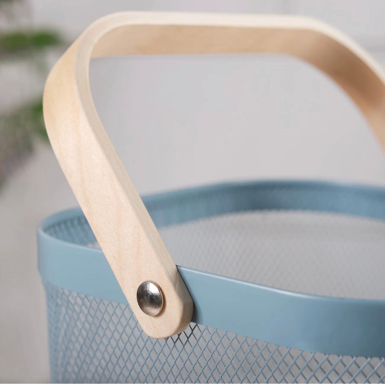 Metal Mesh Basket With Handle